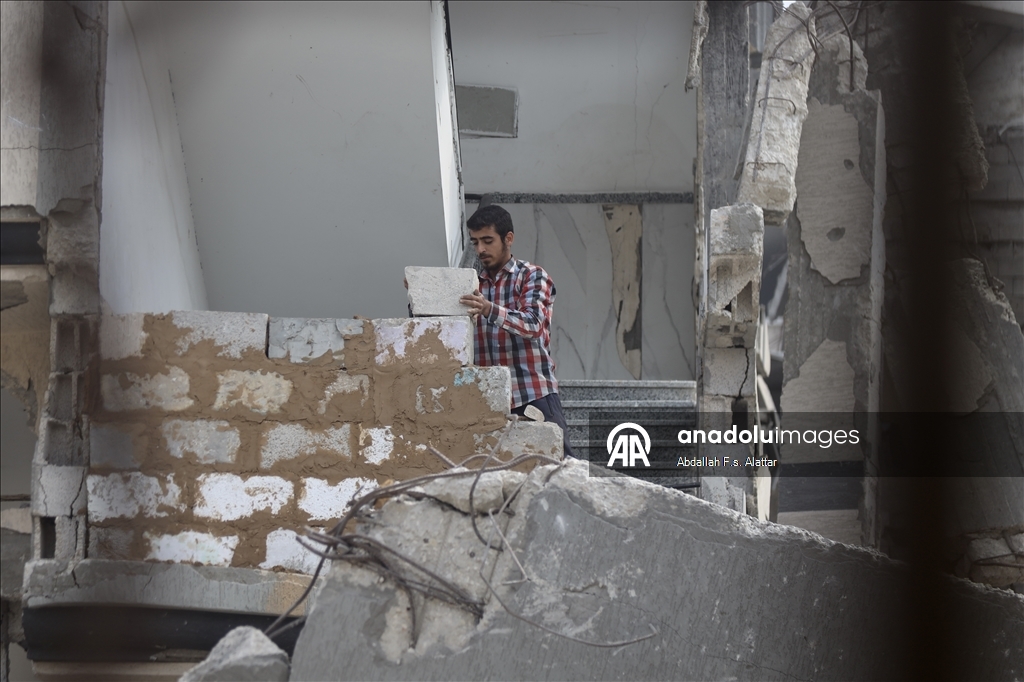 Han Yunus'ta aileler, çamur ve enkazdan topladıkları tuğlalarla evlerini inşa etmeye çalışıyor