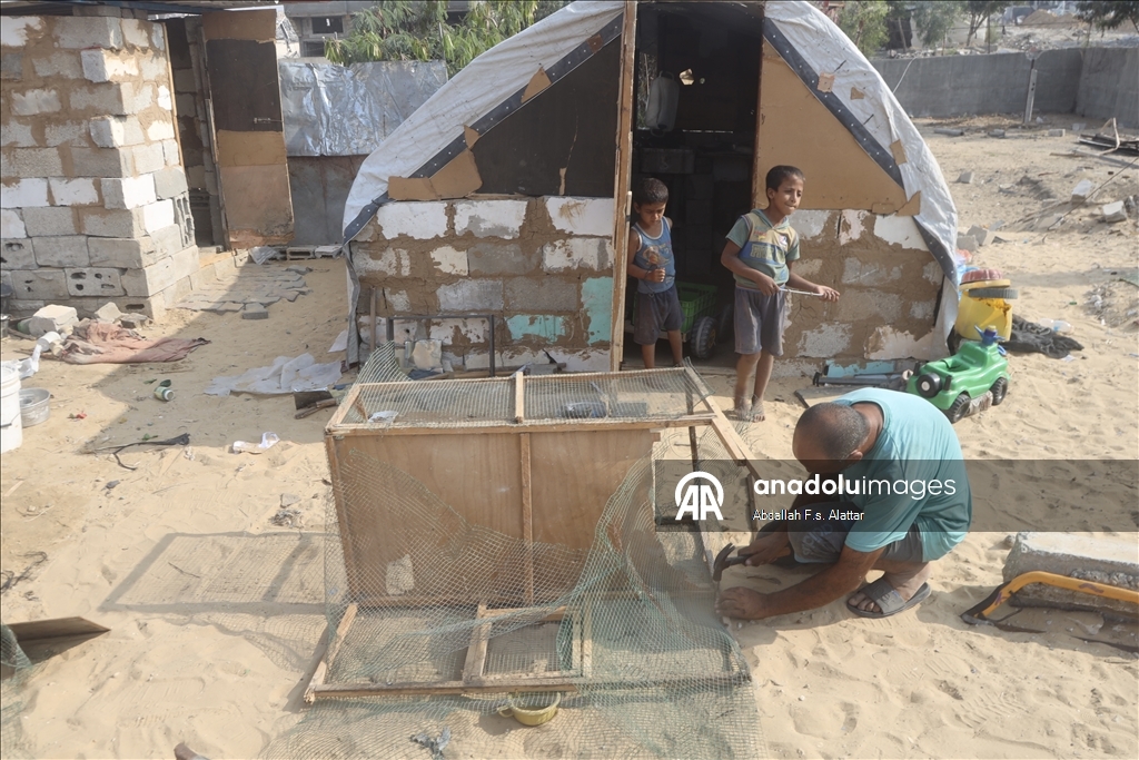 Han Yunus'ta aileler, çamur ve enkazdan topladıkları tuğlalarla evlerini inşa etmeye çalışıyor