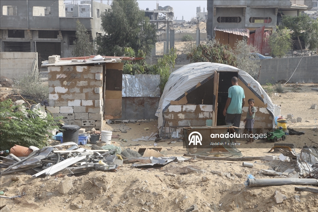 Han Yunus'ta aileler, çamur ve enkazdan topladıkları tuğlalarla evlerini inşa etmeye çalışıyor