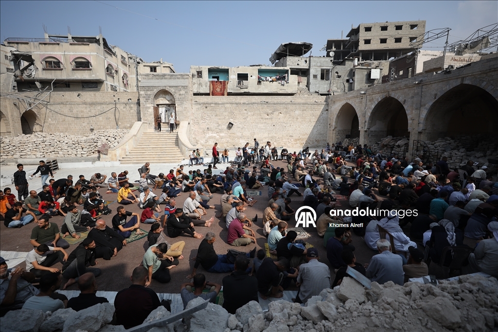 غزة.. الفلسطينيون يؤدون صلاة الجمعة بين أنقاض المسجد العمري الكبير