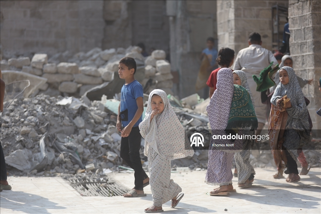 غزة.. الفلسطينيون يؤدون صلاة الجمعة بين أنقاض المسجد العمري الكبير