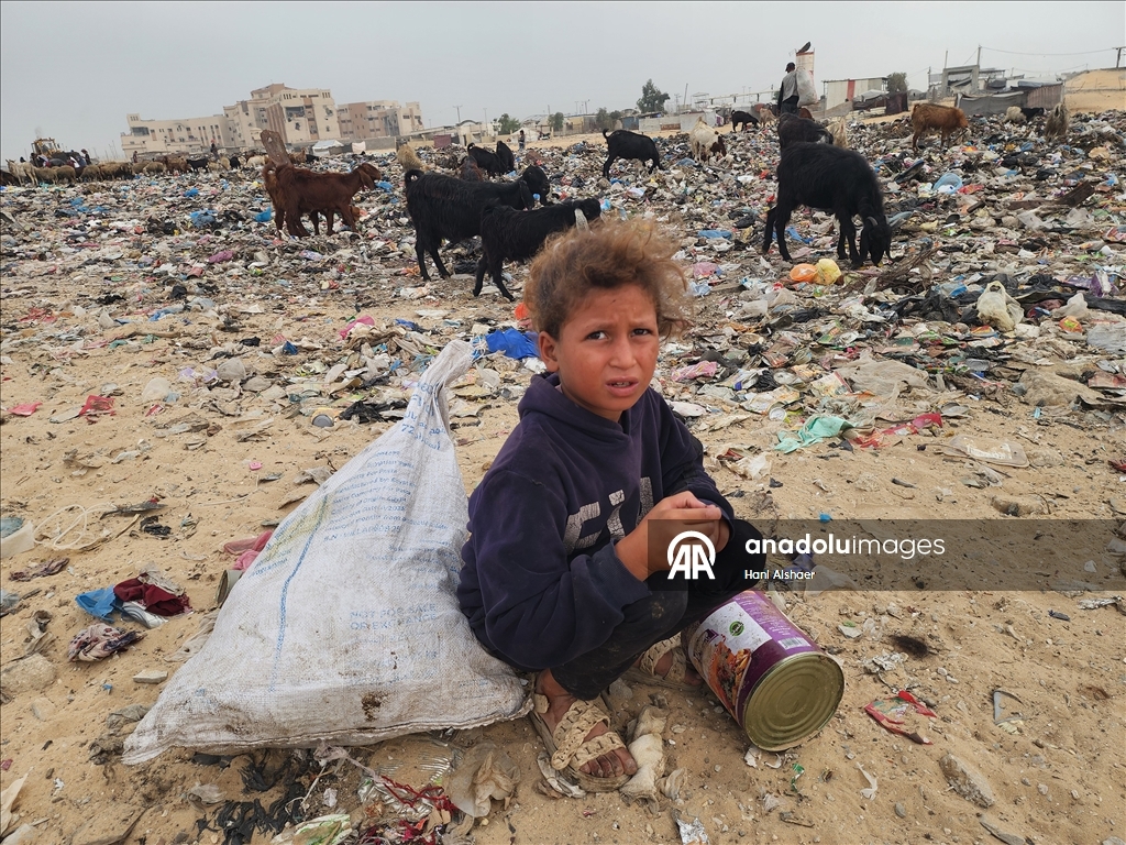 Palestinska djeca pretražuju hrpe smeća u potrazi za hranom
