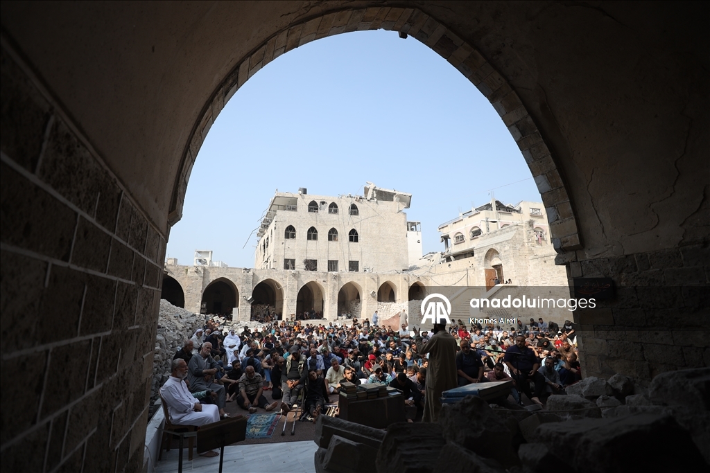 غزة.. الفلسطينيون يؤدون صلاة الجمعة بين أنقاض المسجد العمري الكبير
