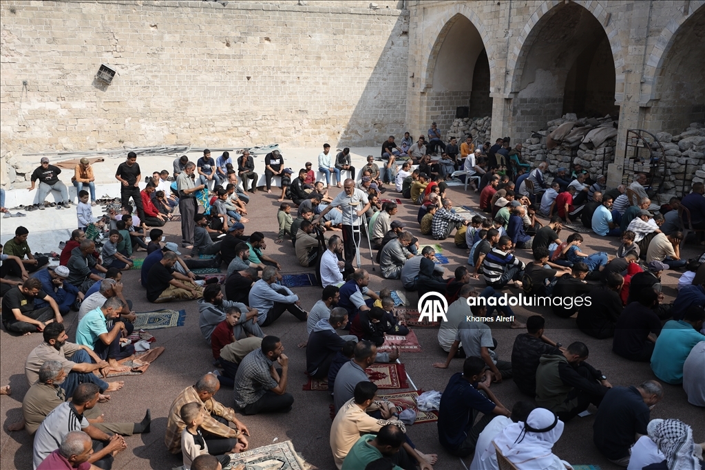 غزة.. الفلسطينيون يؤدون صلاة الجمعة بين أنقاض المسجد العمري الكبير