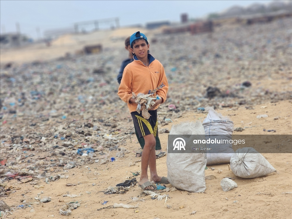 Gazze'de çocuklar, gıda ve temel ihtiyaç malzemeleri bulmak için çöp yığınlarını arıyor