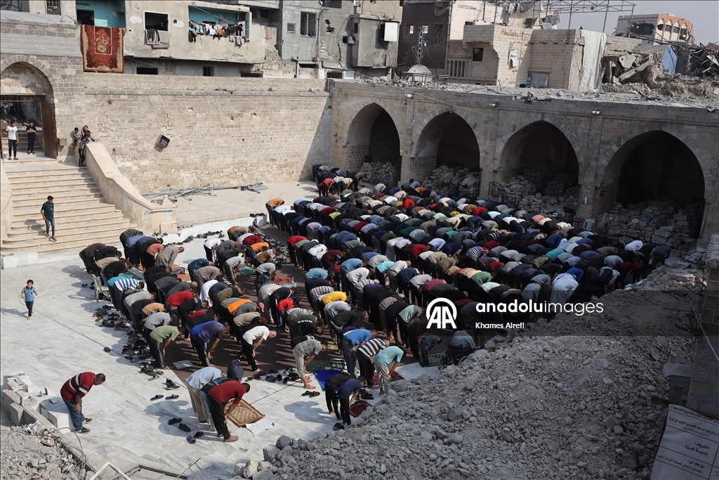 غزة.. الفلسطينيون يؤدون صلاة الجمعة بين أنقاض المسجد العمري الكبير