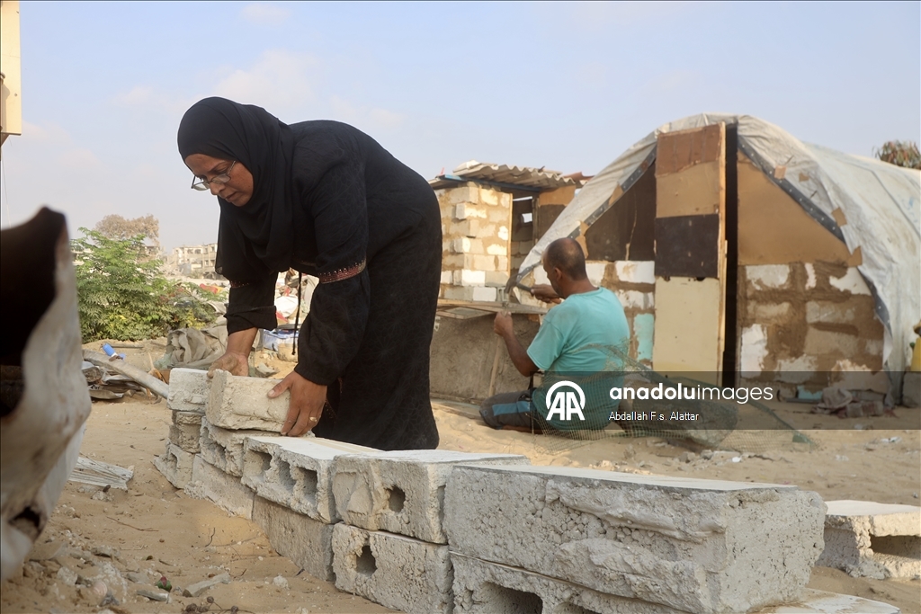 Han Yunus'ta aileler, çamur ve enkazdan topladıkları tuğlalarla evlerini inşa etmeye çalışıyor