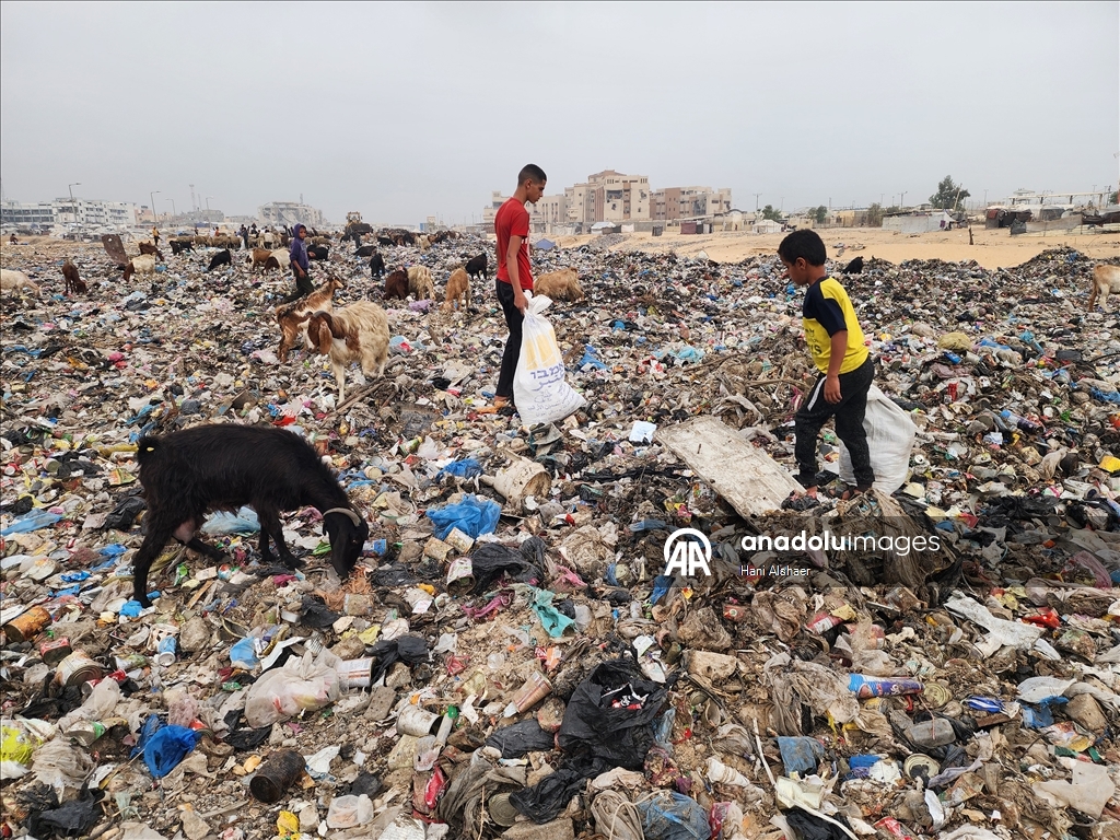 Gazze'de çocuklar, gıda ve temel ihtiyaç malzemeleri bulmak için çöp yığınlarını arıyor
