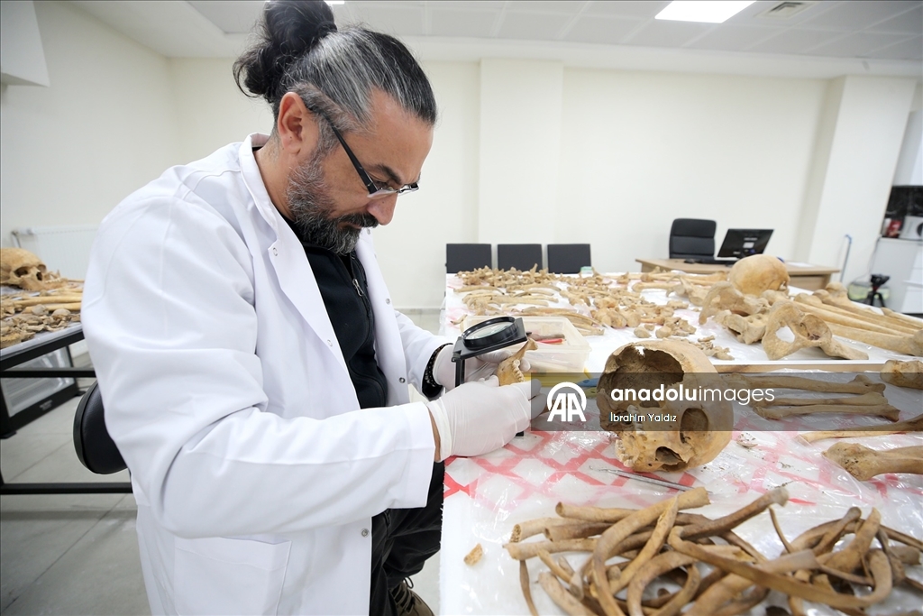 Malazgirt'teki kazılarda çıkarılan insan iskeletlerinin sırrı antropoloji laboratuvarında araştırılıyor