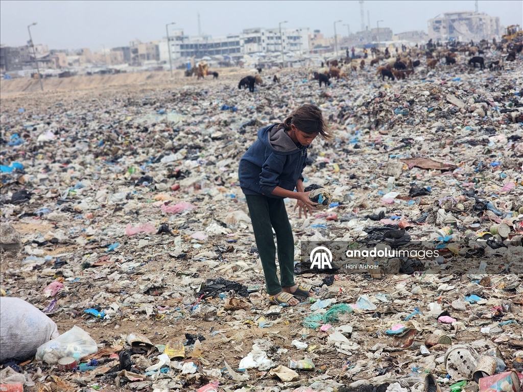 Palestinska djeca pretražuju hrpe smeća u potrazi za hranom