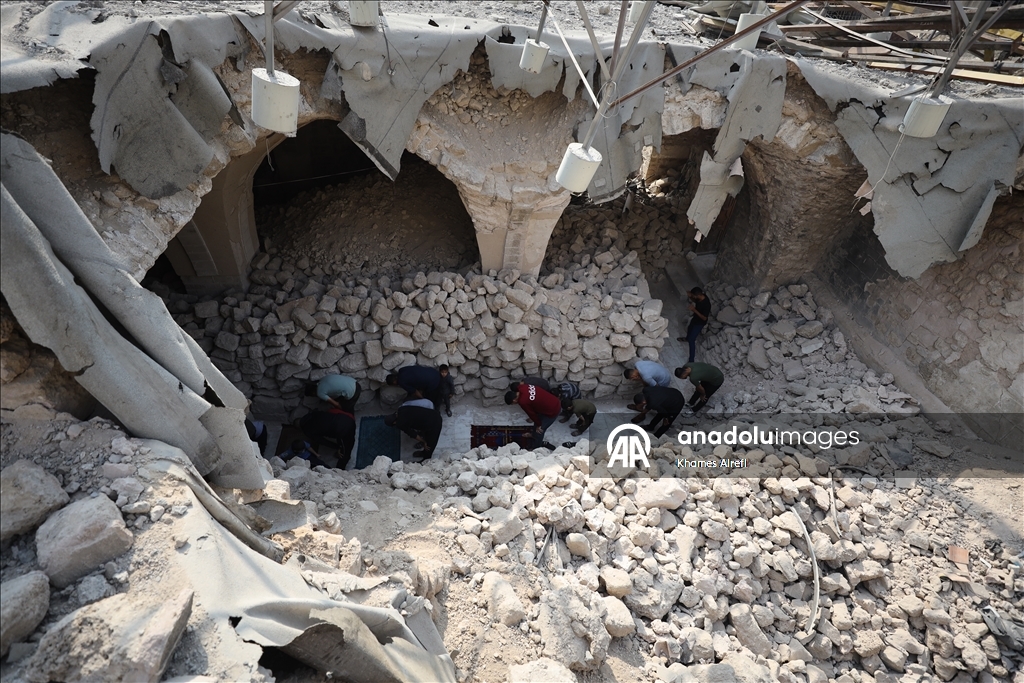 غزة.. الفلسطينيون يؤدون صلاة الجمعة بين أنقاض المسجد العمري الكبير