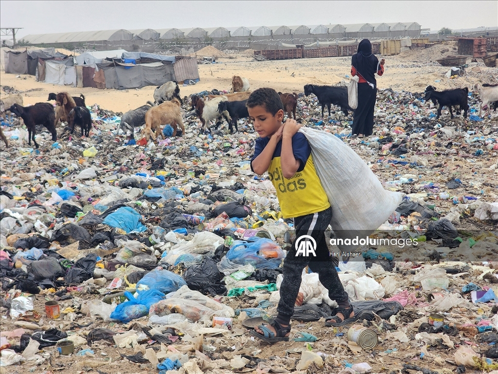 Gazze'de çocuklar, gıda ve temel ihtiyaç malzemeleri bulmak için çöp yığınlarını arıyor