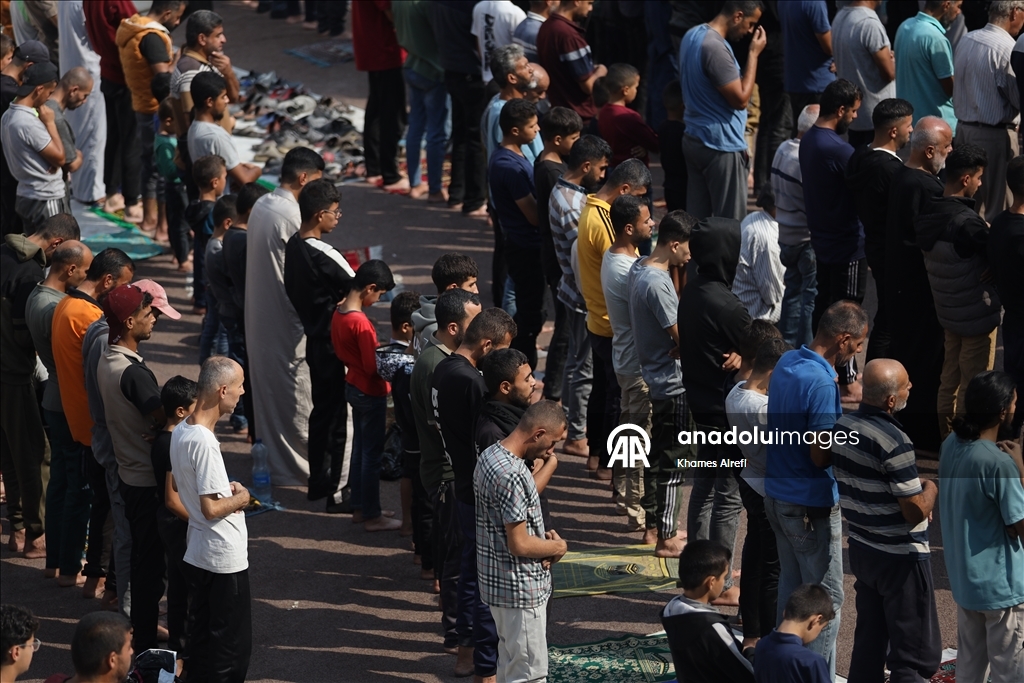 غزة.. الفلسطينيون يؤدون صلاة الجمعة بين أنقاض المسجد العمري الكبير