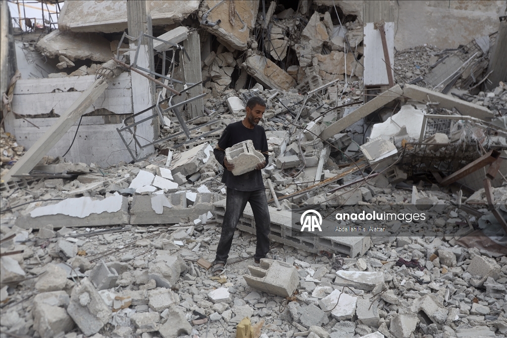 Han Yunus'ta aileler, çamur ve enkazdan topladıkları tuğlalarla evlerini inşa etmeye çalışıyor