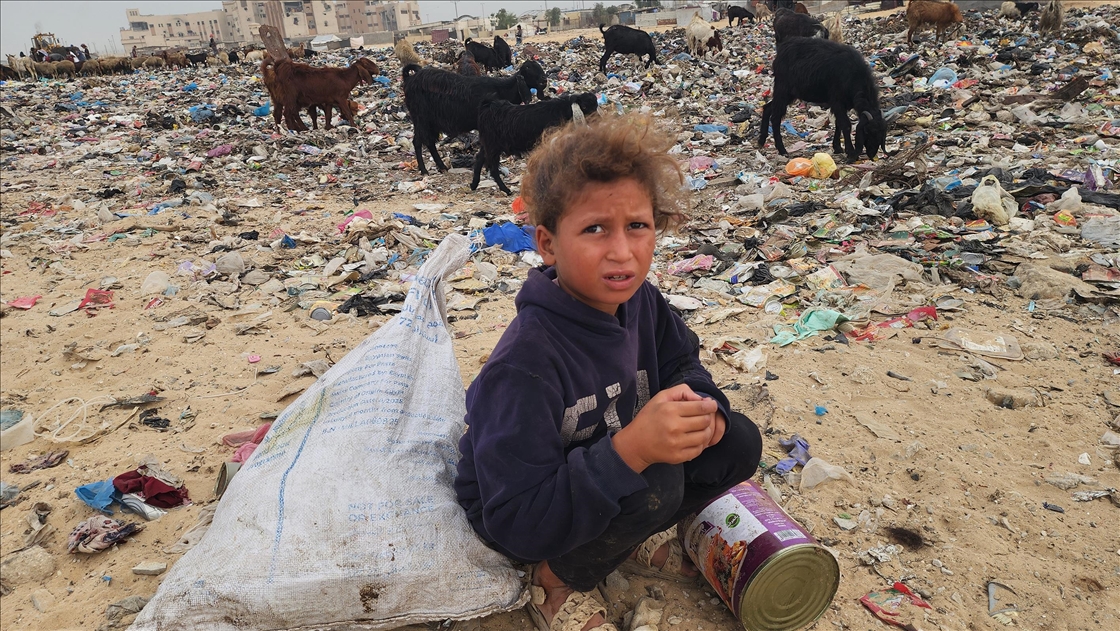 Gazze'de çocuklar, gıda ve temel ihtiyaç malzemeleri bulmak için çöp yığınlarını arıyor