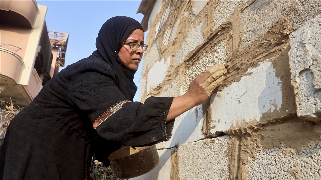 Han Yunus'ta aileler, çamur ve enkazdan topladıkları tuğlalarla evlerini inşa etmeye çalışıyor