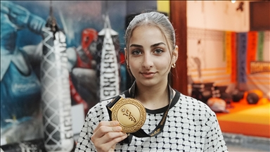 Filistinli Muaythai sporcusu genç kız, kazandığı altın madalyayı Gazze'ye armağan etti
