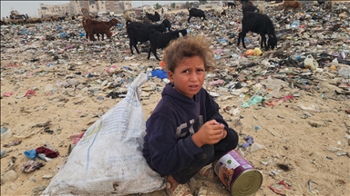 Gazze'de çocuklar, gıda ve temel ihtiyaç malzemeleri bulmak için çöp yığınlarını arıyor