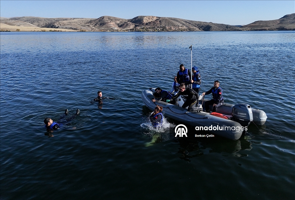 AA'nın savaş muhabirliği eğitiminde "suda hayatta kalma" dersi verildi