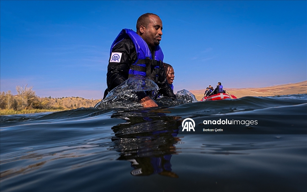 AA'nın savaş muhabirliği eğitiminde "suda hayatta kalma" dersi verildi