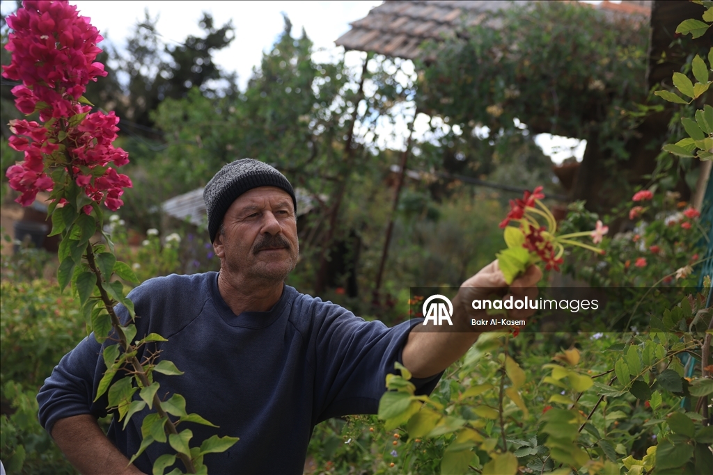 السوري رجب يرعى نباتات نادرة ويخشى عليها من تهديدات إسرائيل