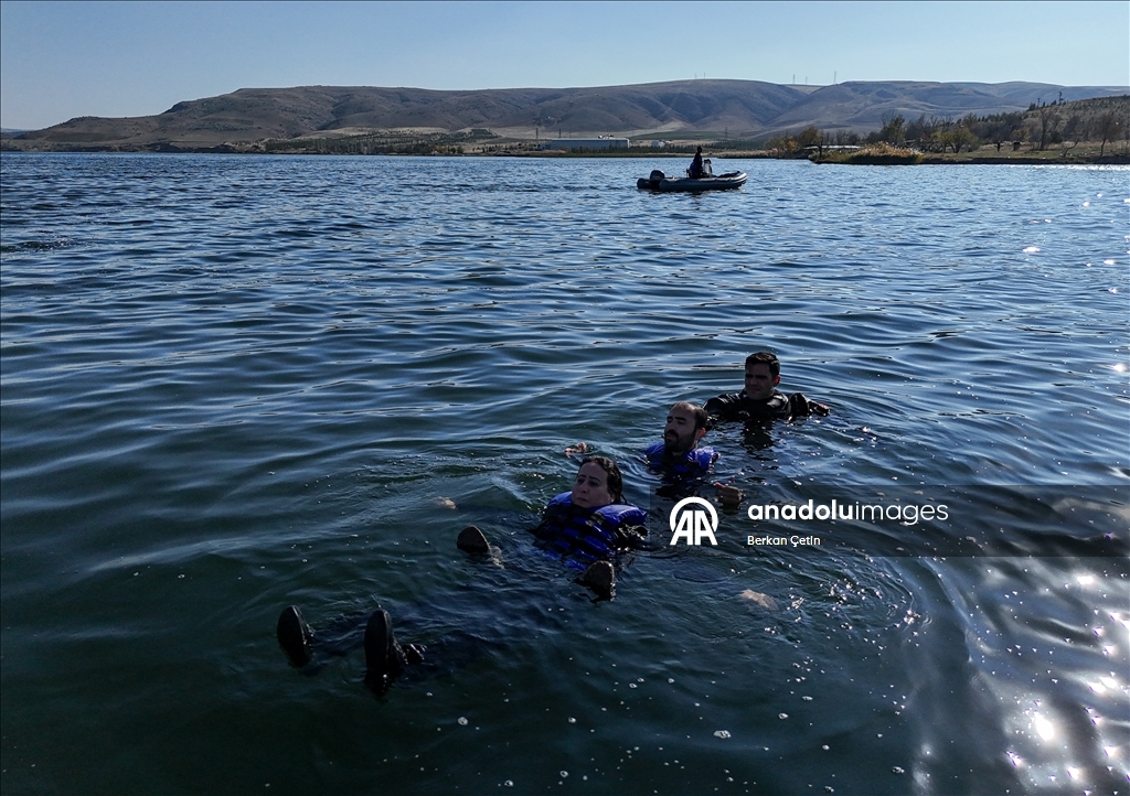 AA'nın savaş muhabirliği eğitiminde "suda hayatta kalma" dersi verildi