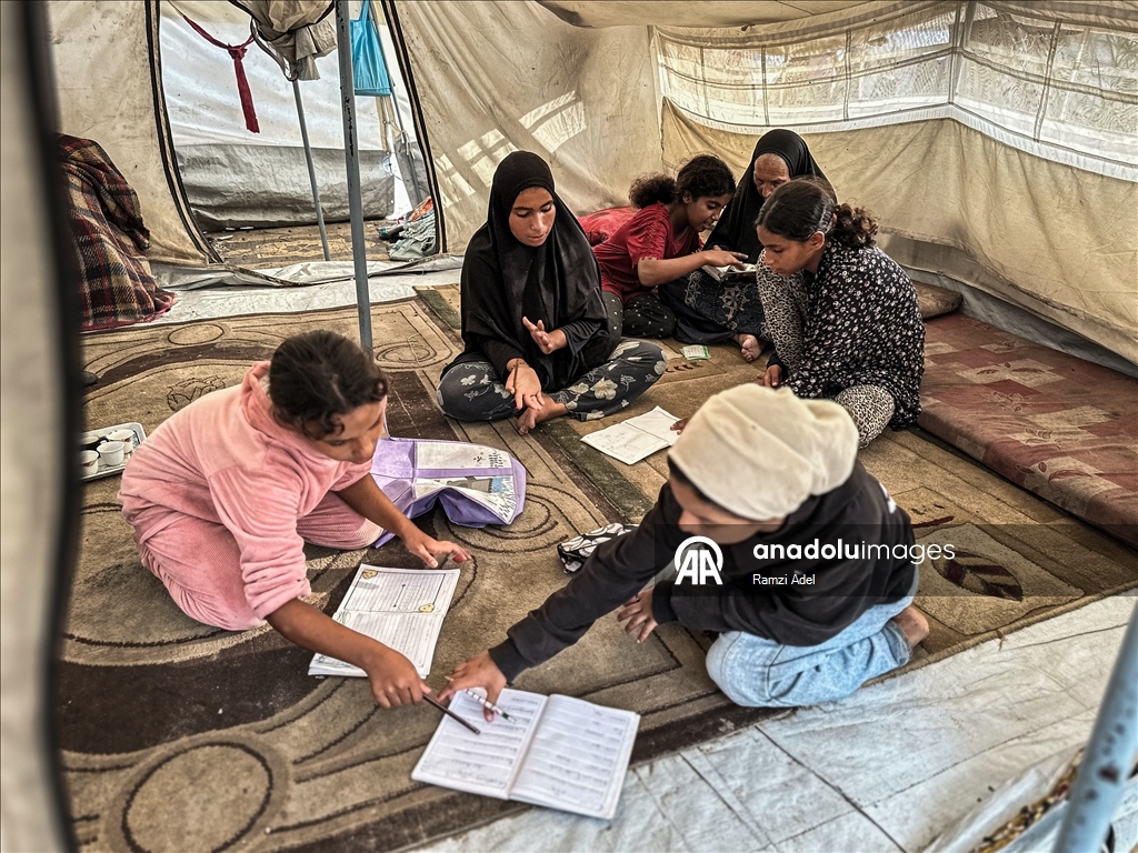 Gazze’de 70 yaşındaki bir büyükanne, 15 torunu ile hayatta kalma mücadelesi veriyor