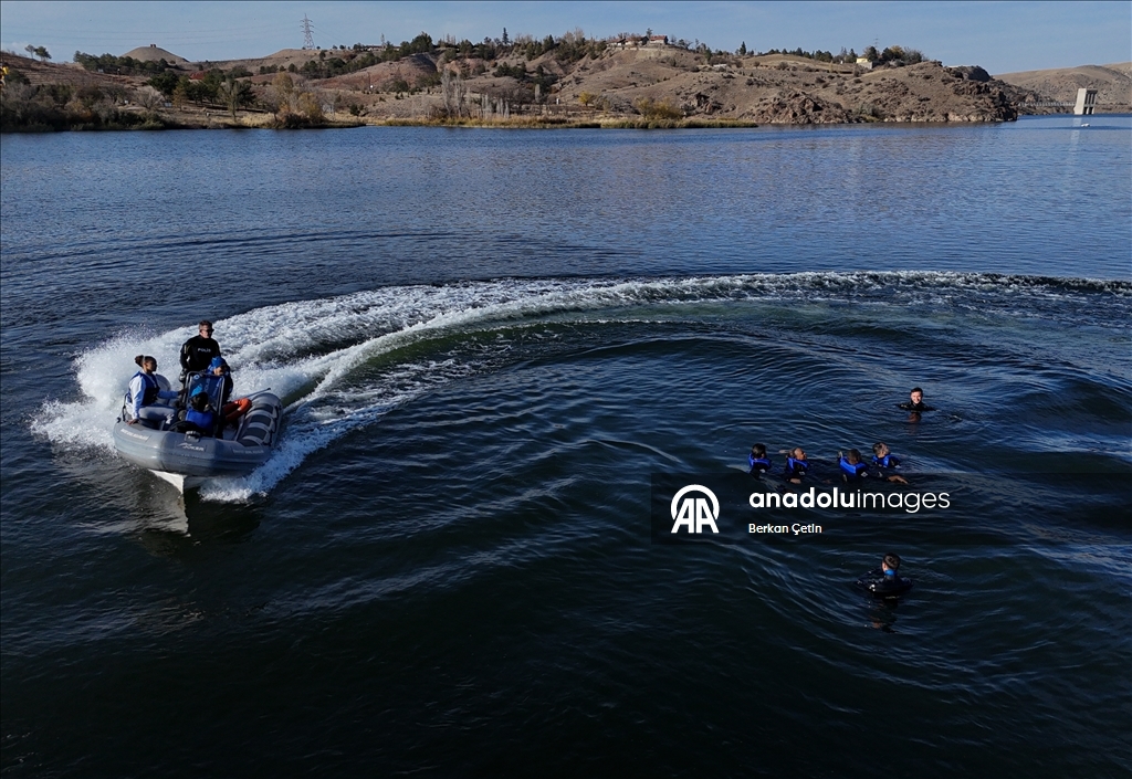 AA'nın savaş muhabirliği eğitiminde "suda hayatta kalma" dersi verildi