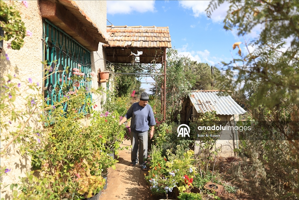 السوري رجب يرعى نباتات نادرة ويخشى عليها من تهديدات إسرائيل