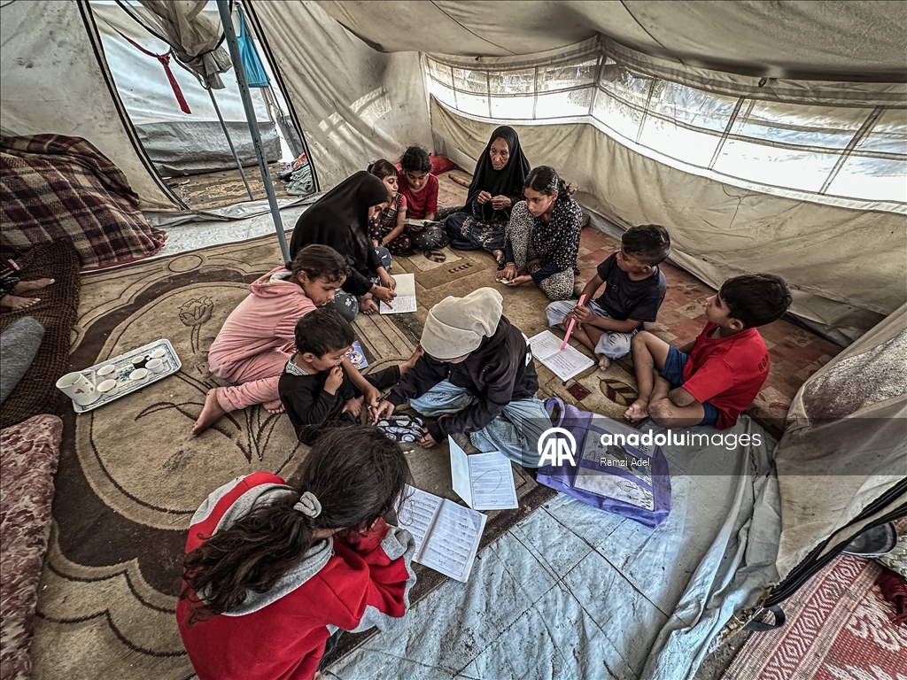 Gazze’de 70 yaşındaki bir büyükanne, 15 torunu ile hayatta kalma mücadelesi veriyor