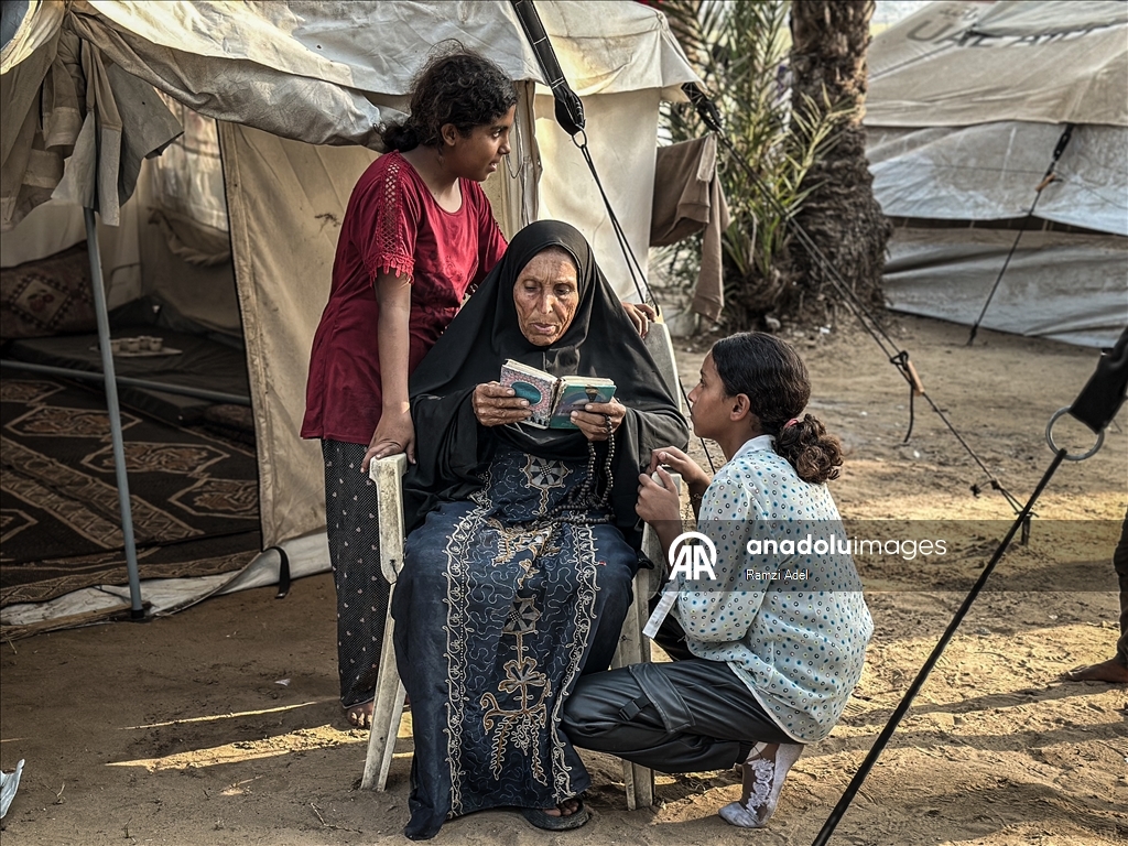 Gazze’de 70 yaşındaki bir büyükanne, 15 torunu ile hayatta kalma mücadelesi veriyor