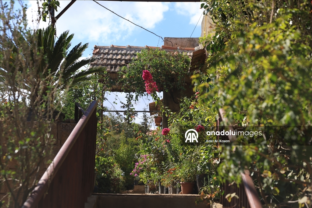 السوري رجب يرعى نباتات نادرة ويخشى عليها من تهديدات إسرائيل