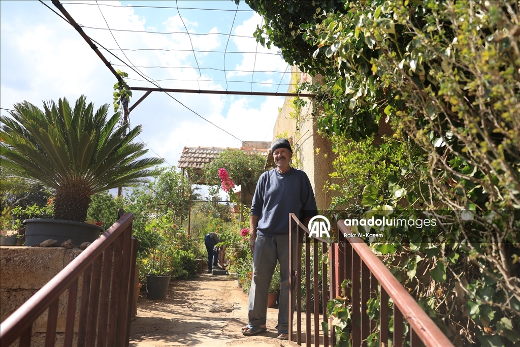 السوري رجب يرعى نباتات نادرة ويخشى عليها من تهديدات إسرائيل