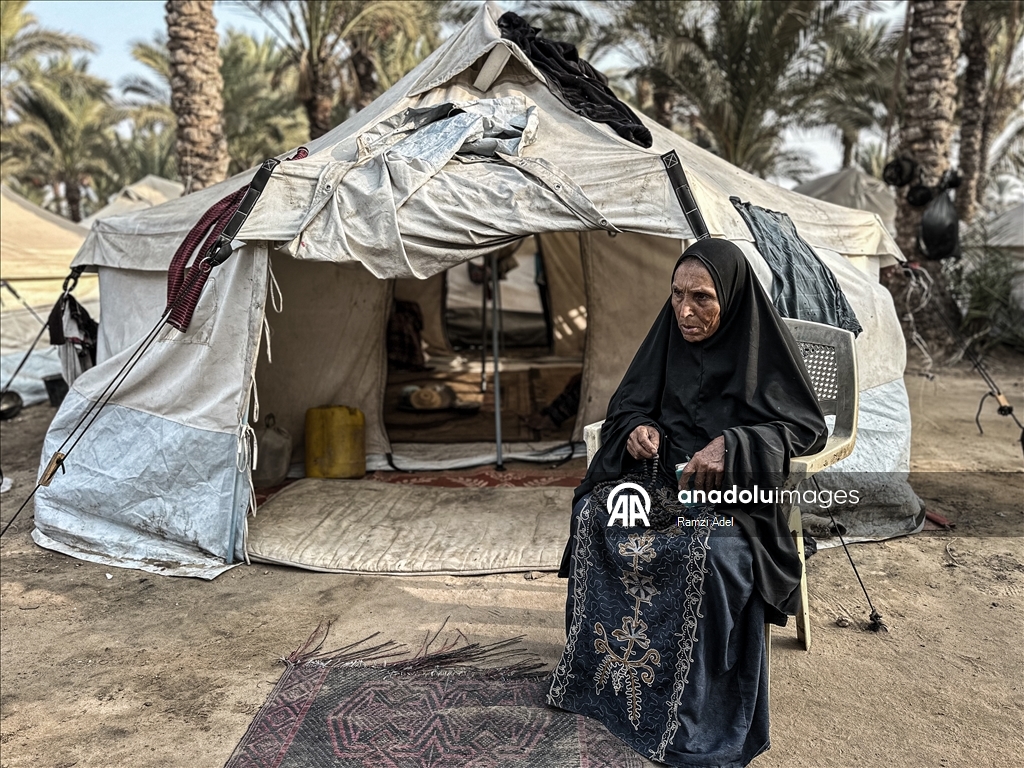 Gazze’de 70 yaşındaki bir büyükanne, 15 torunu ile hayatta kalma mücadelesi veriyor