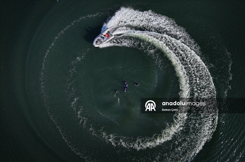 AA'nın savaş muhabirliği eğitiminde "suda hayatta kalma" dersi verildi