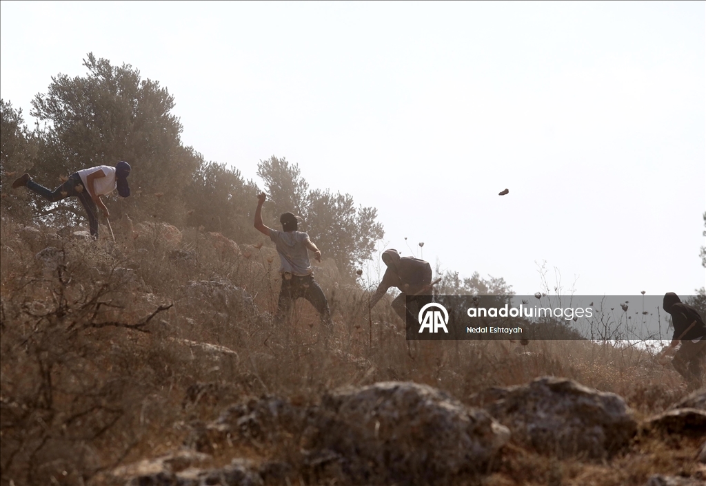 Filistin topraklarını gasbeden İsrailliler, Batı Şeria'da gazeteciler ve yabancı aktivistlere saldırdı