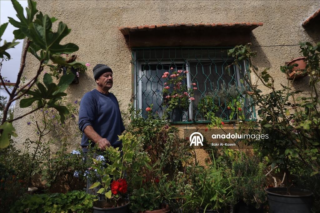 السوري رجب يرعى نباتات نادرة ويخشى عليها من تهديدات إسرائيل