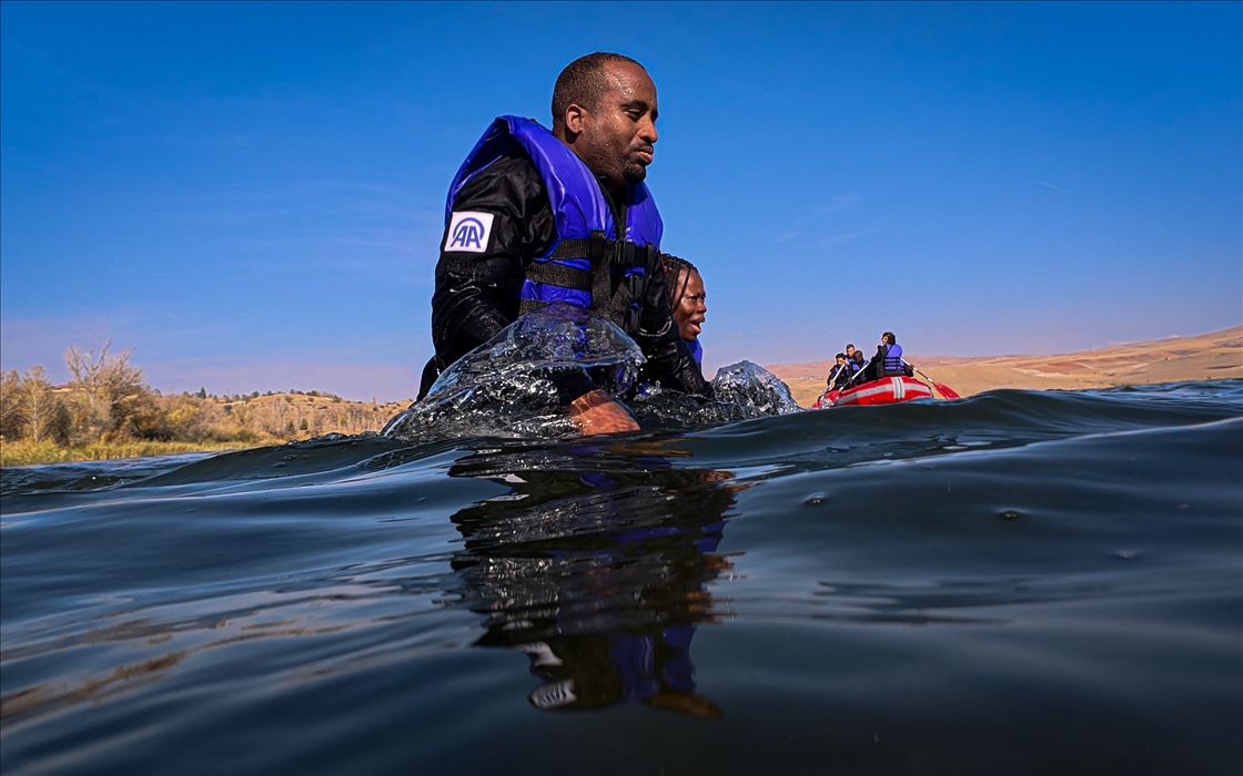 AA'nın savaş muhabirliği eğitiminde "suda hayatta kalma" dersi verildi