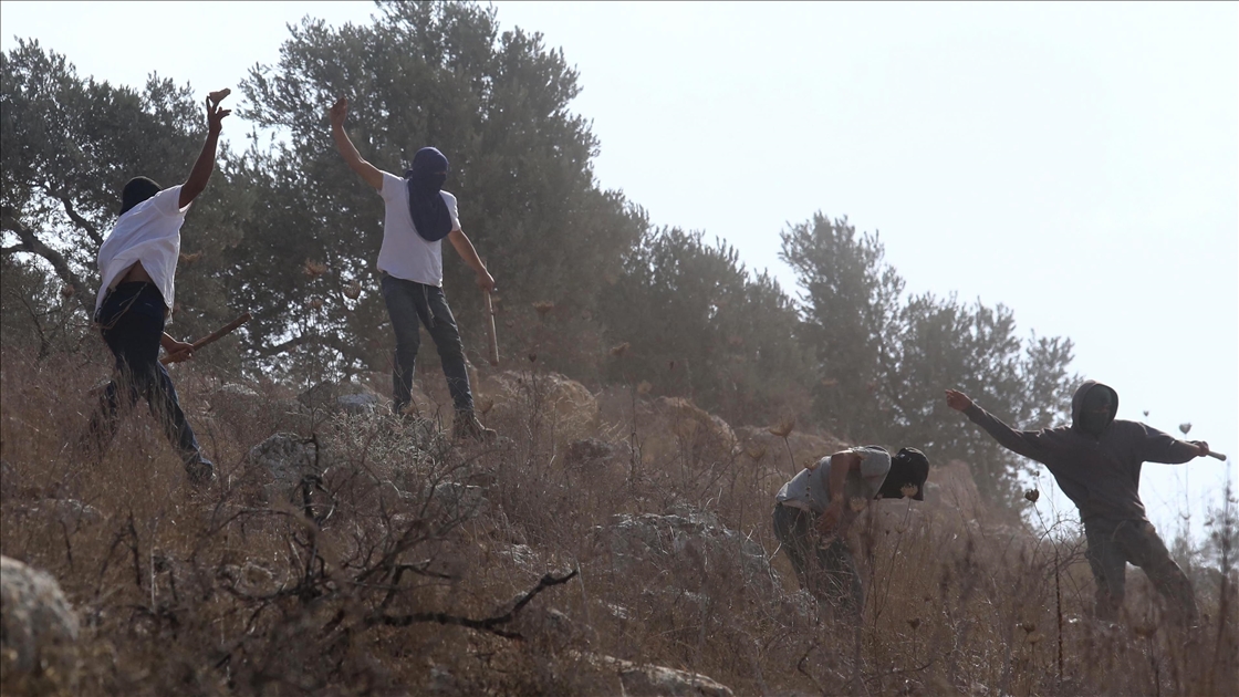 Filistin topraklarını gasbeden İsrailliler, Batı Şeria'da gazeteciler ve yabancı aktivistlere saldırdı
