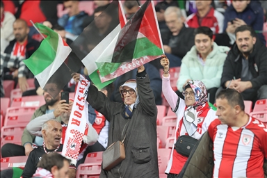 شغف لا يشيخ حتى في الثمانين.. مسنتان تركيتان على المدرجات