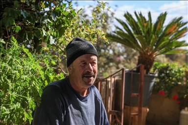 السوري رجب يرعى نباتات نادرة ويخشى عليها من تهديدات إسرائيل