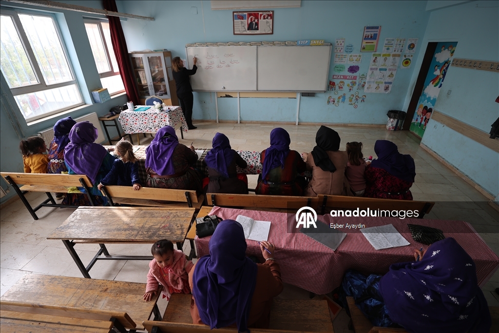 Li Şanliurfayê mamoste hem zarokan û hem jî dayikên wan perwerde dikin