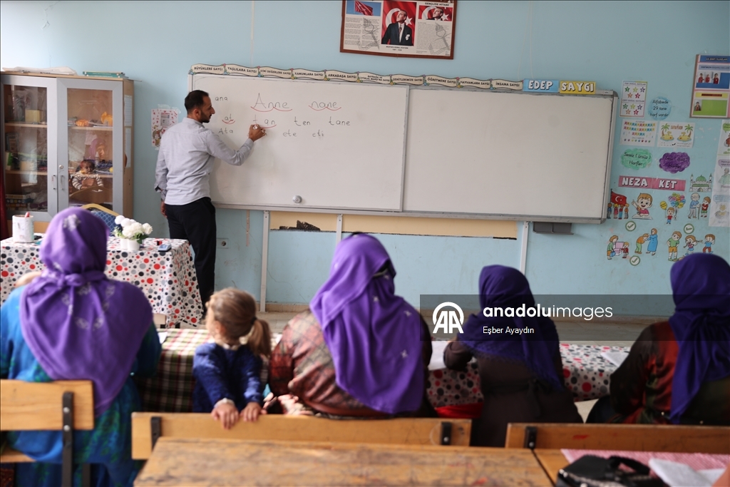 Li Şanliurfayê mamoste hem zarokan û hem jî dayikên wan perwerde dikin