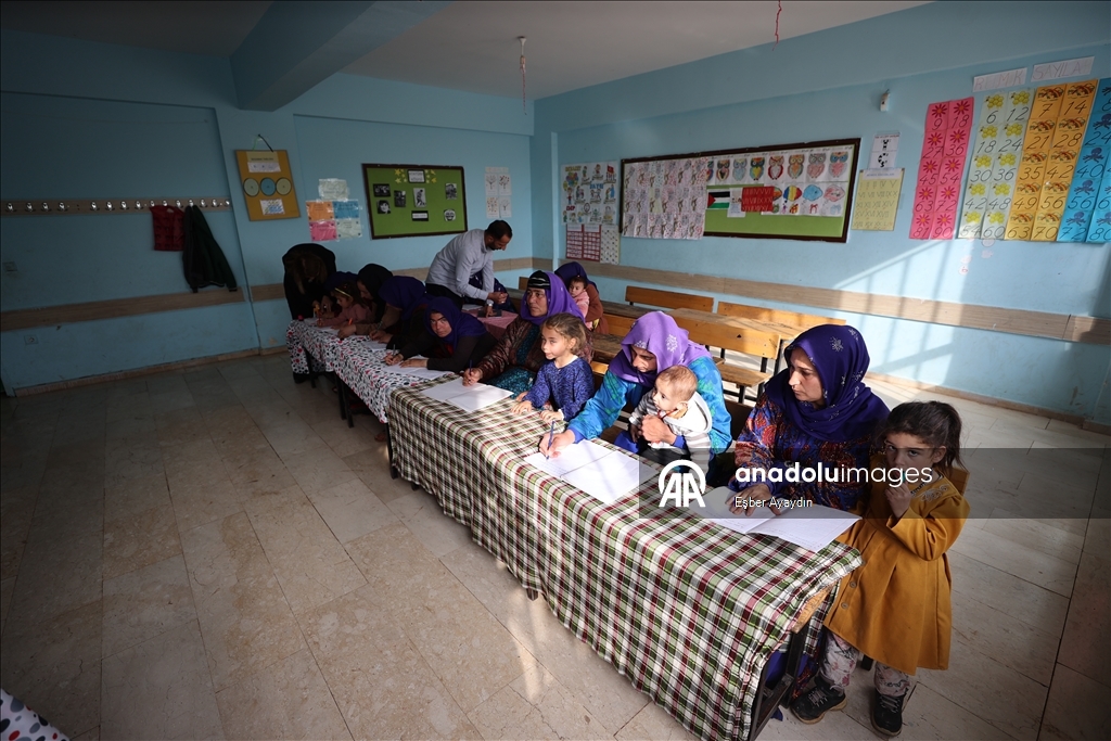 Li Şanliurfayê mamoste hem zarokan û hem jî dayikên wan perwerde dikin