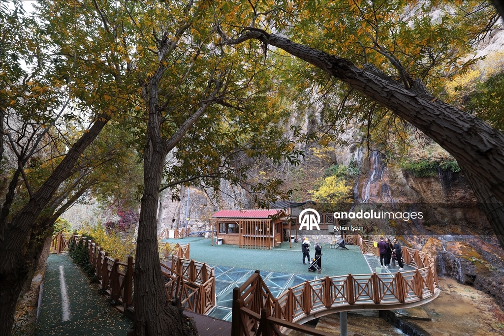 رونق الخريف ينساب مع مياه شلال غونبنار في ملاطيا التركية