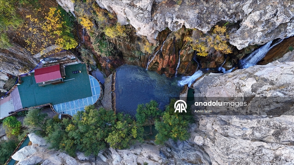 رونق الخريف ينساب مع مياه شلال غونبنار في ملاطيا التركية