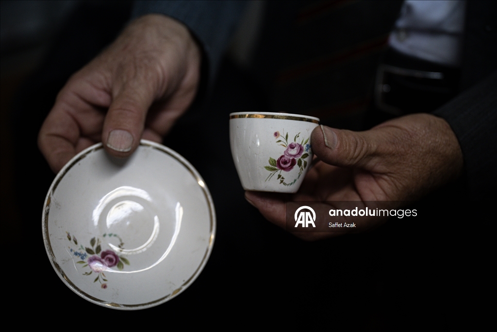 تروي ذاكرة القهوة والشاي بتركيا.. سبعيني يجمع 5 آلاف فنجان