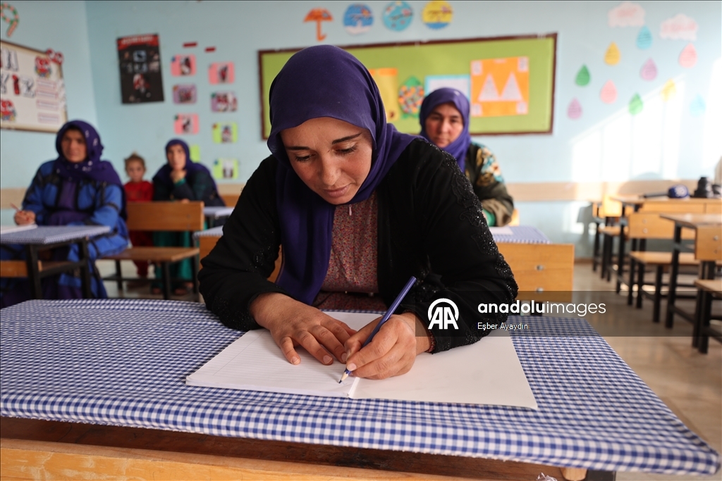 Li Şanliurfayê mamoste hem zarokan û hem jî dayikên wan perwerde dikin