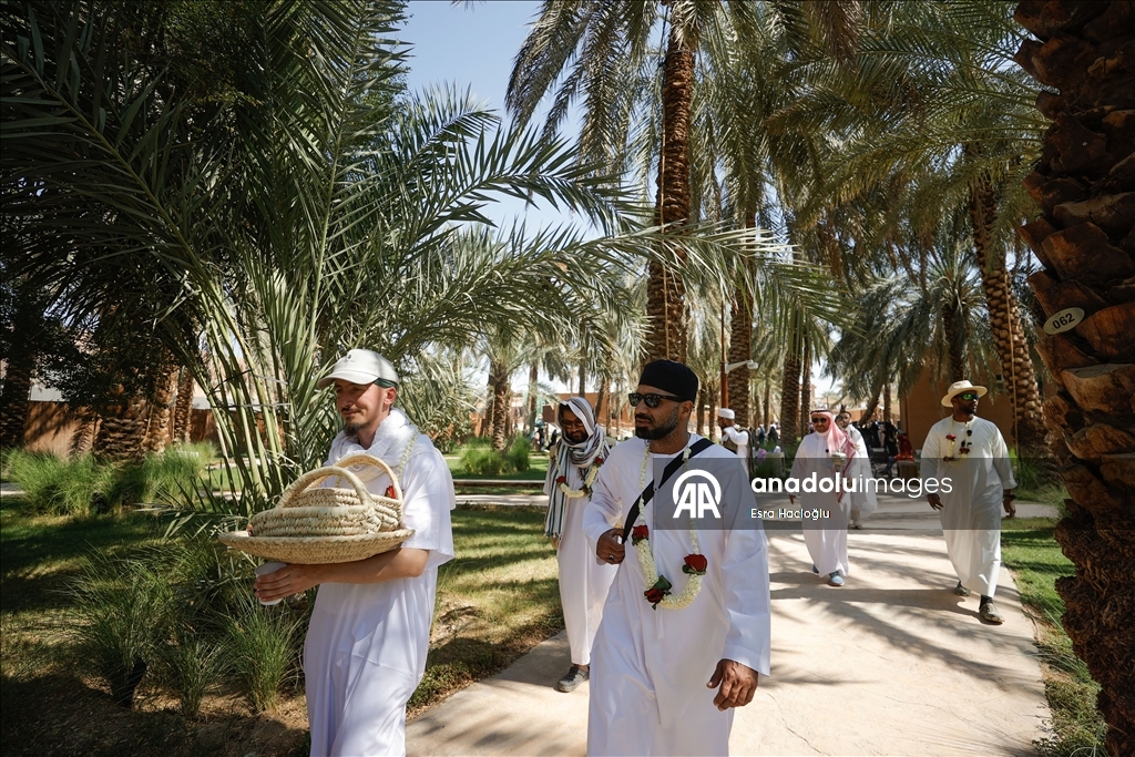 على خطى النبي.. مسلمون يختتمون رحلة من مكة إلى المدينة