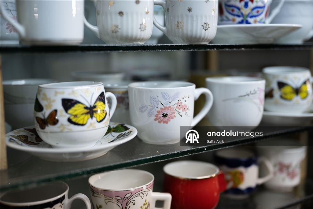 تروي ذاكرة القهوة والشاي بتركيا.. سبعيني يجمع 5 آلاف فنجان